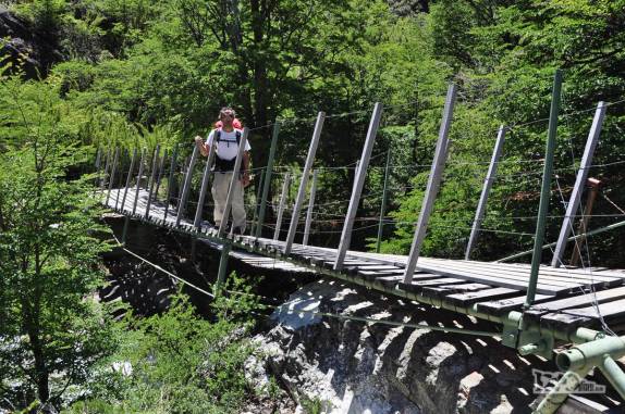 Ponte sobre o rio, importante ponto de referência na trilha para o Refúgio San Martín, no lago Jakob, na região de Bariloche, na Argentina